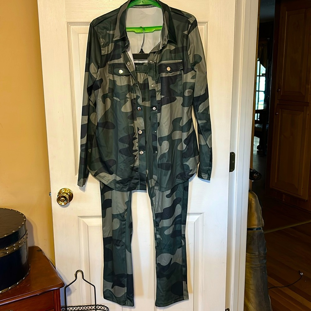 So cute camouflage pants and jacket shirt set size lg but runs smaller in size